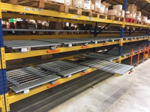 Tiroirs STOCK3P sur lisses de rayonnage - Plateau caillebotis - Ouverture 70 %